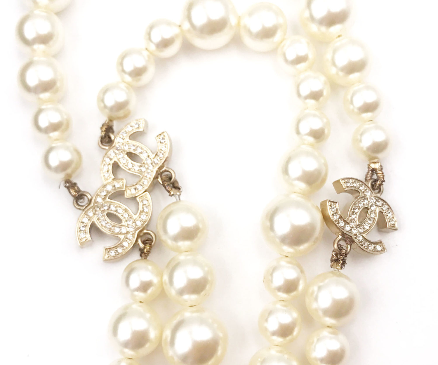 The Versatility of the Chanel Classic Pearl Necklace: From Day to Night