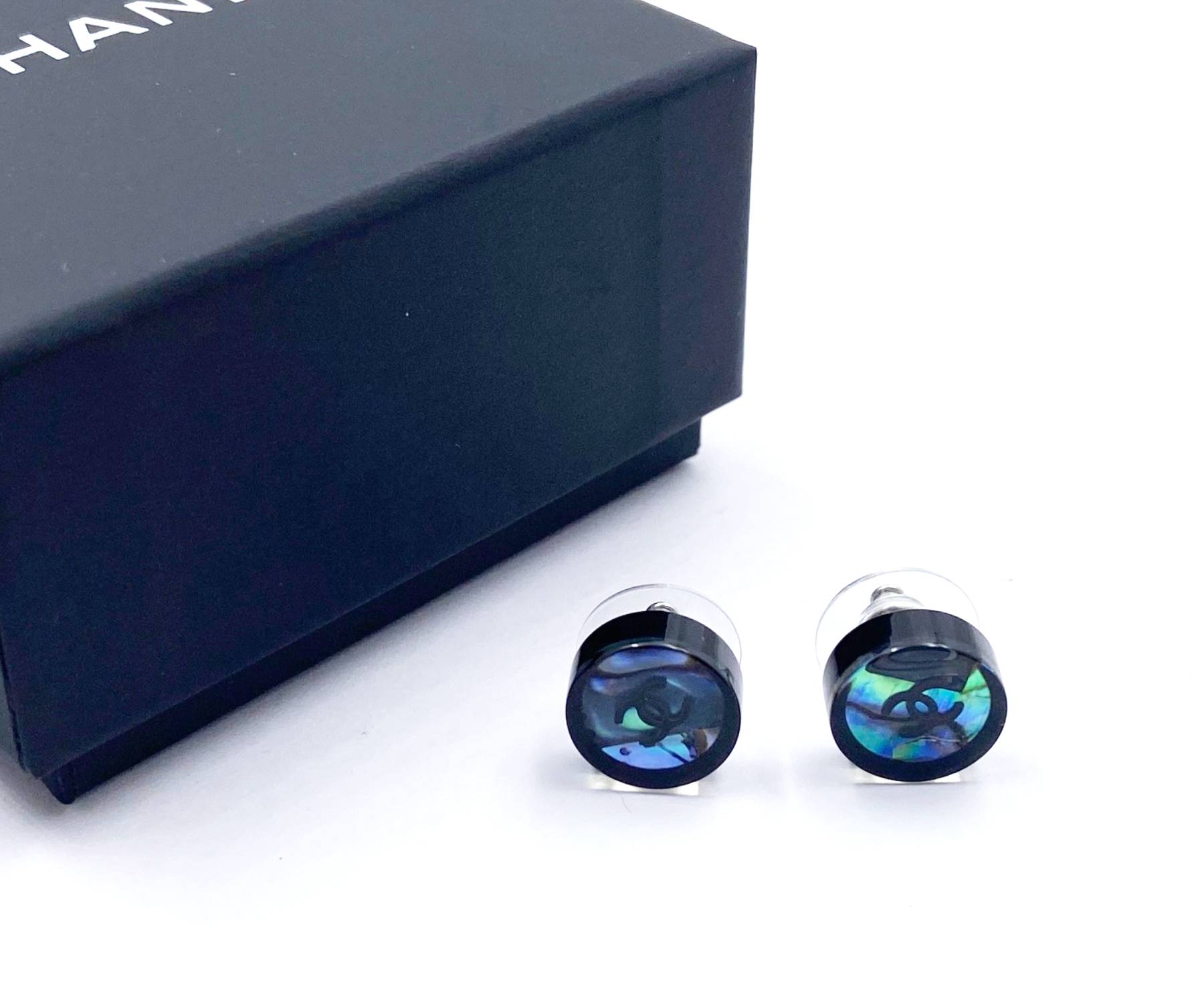 Chanel Black CC Resin Pearl Small Piercing Earrings - Image 3
