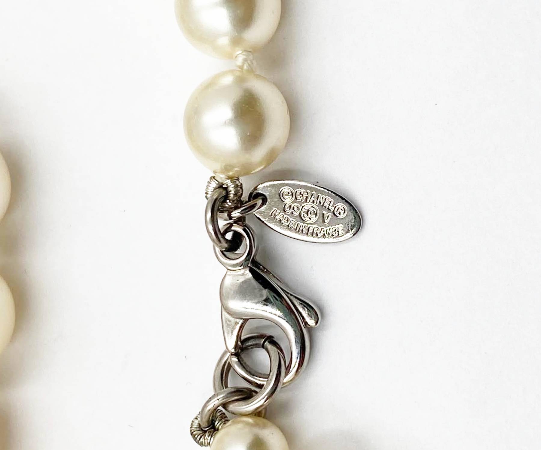 Chanel Classic 2 Silver CC White Bead Pearl Necklace - Image 4