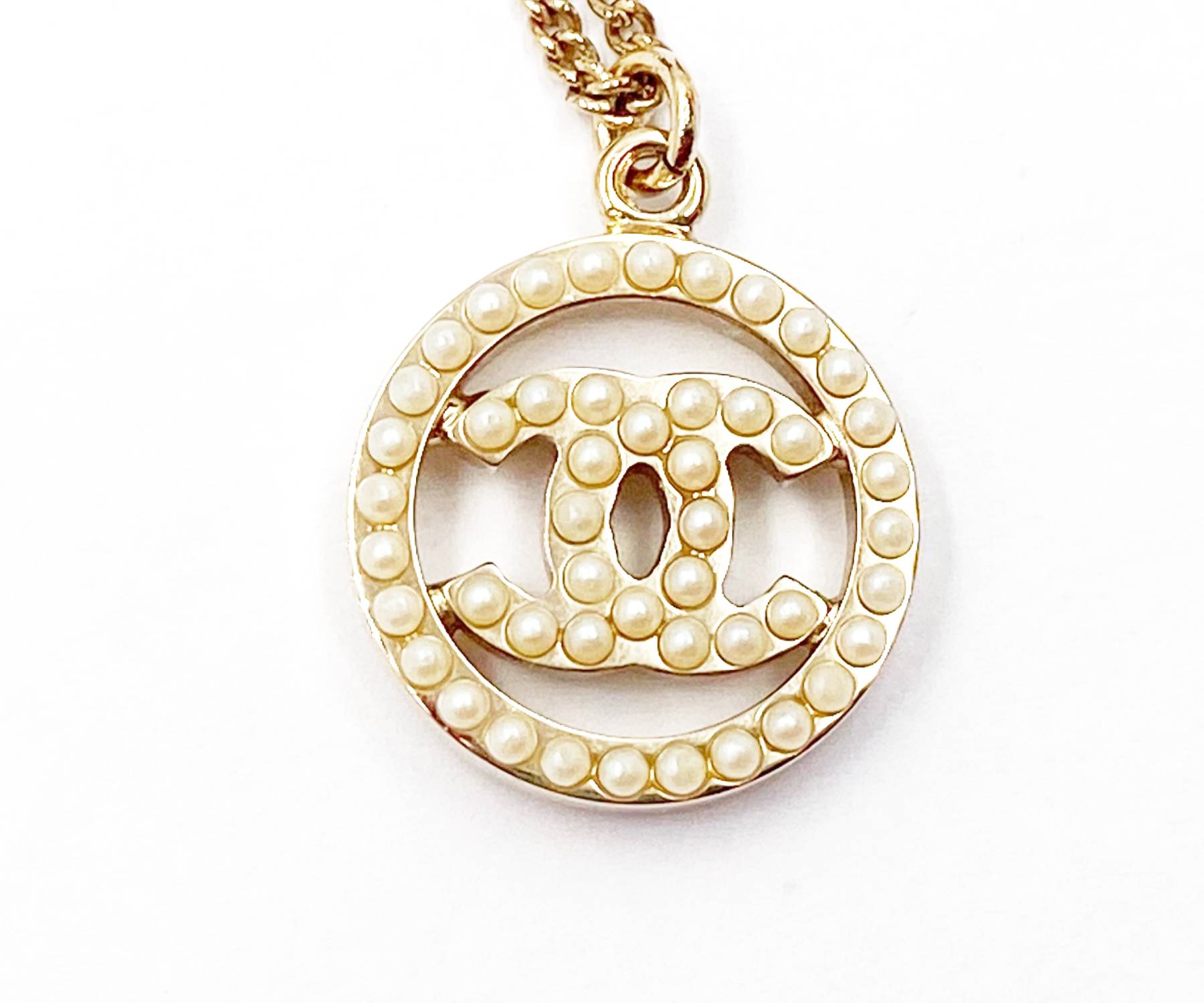 Chanel Vintage Gold Plated CC Pearl Round Pendant Necklace - Image 3