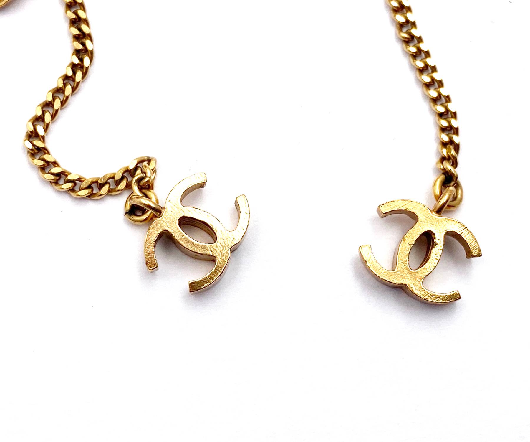 Chanel Vintage Gold Plated Ribbon Crystal Coral CC Dangle Lever Back Earrings - Image 3