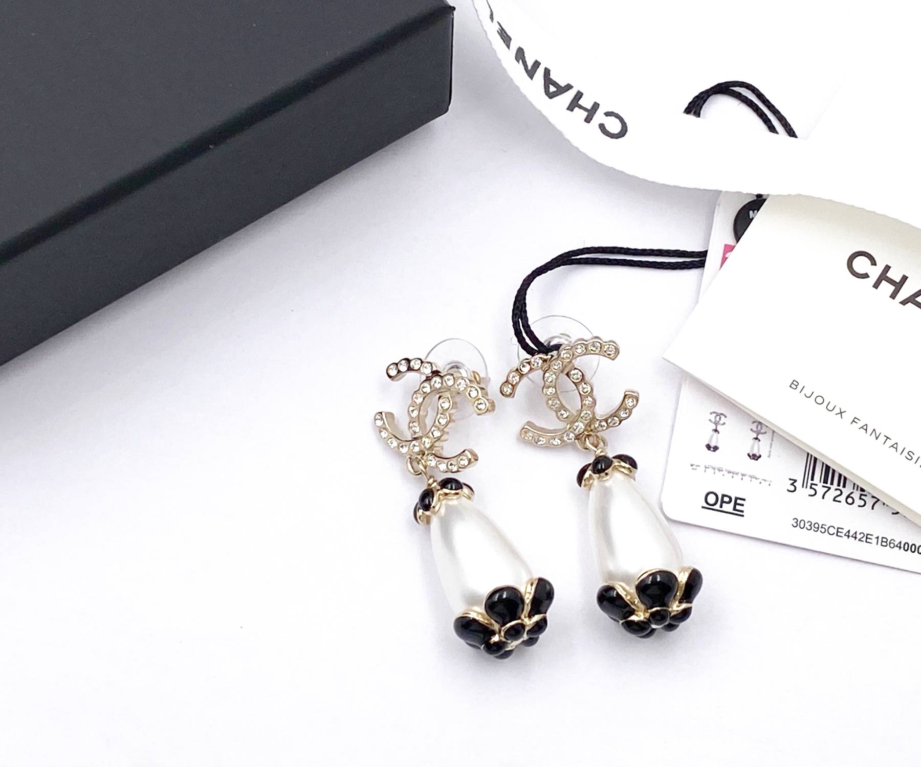 Chanel Brand New Gold Scallop CC Black Flower Pearl Large Piercing Earrings - Image 2
