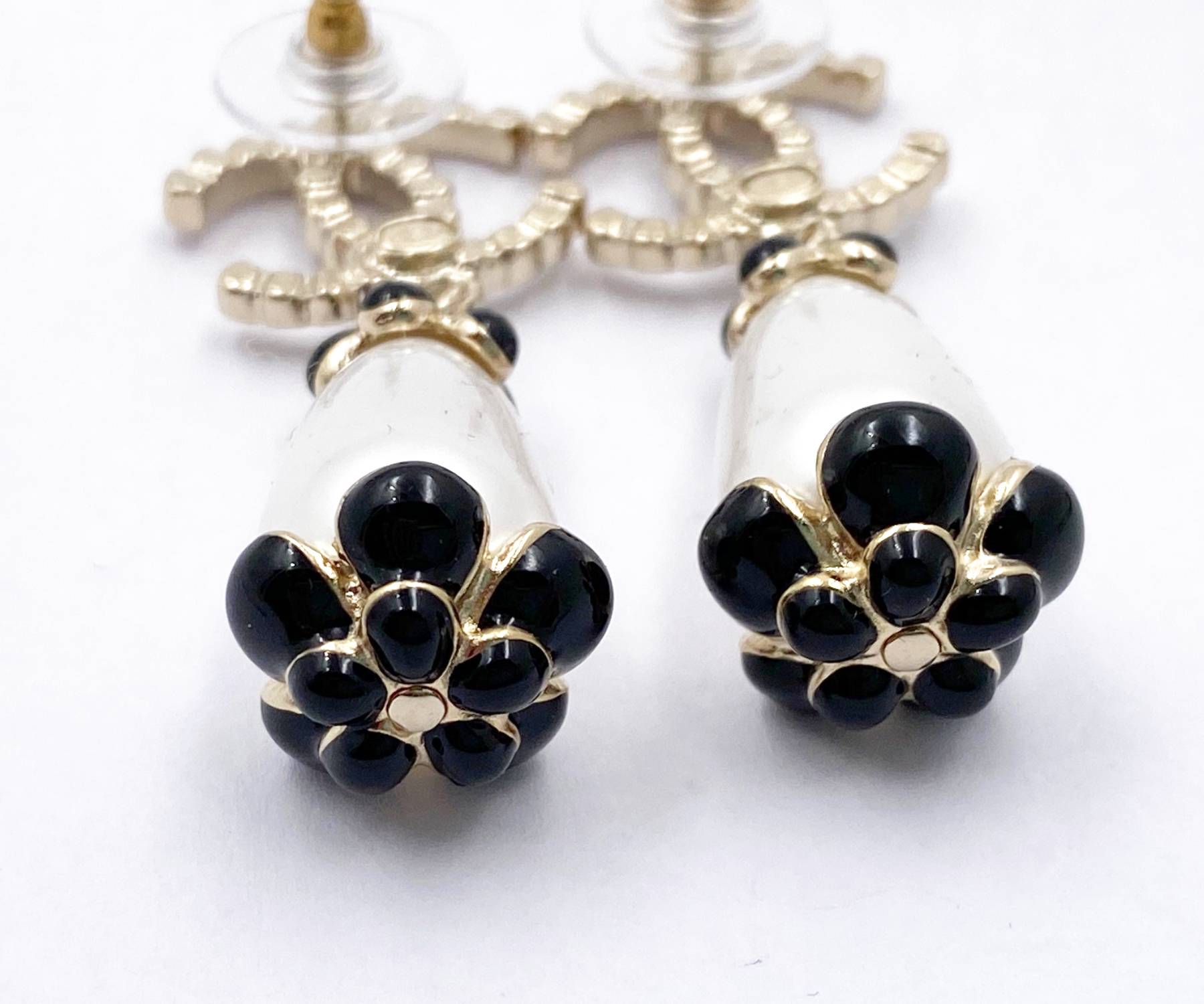 Chanel Brand New Gold Scallop CC Black Flower Pearl Large Piercing Earrings - Image 3