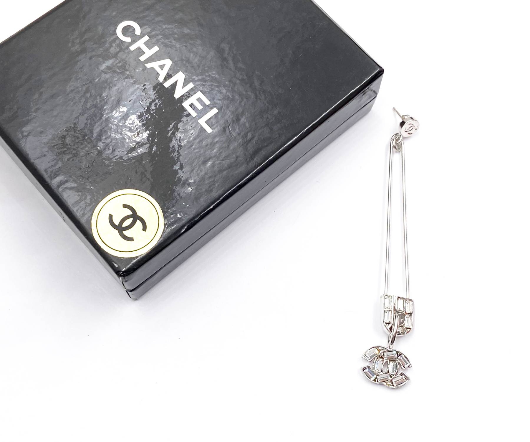 Chanel Super Rare Vintage Silver CC Baguette Crystal Safety Pin Single Earring - Image 2