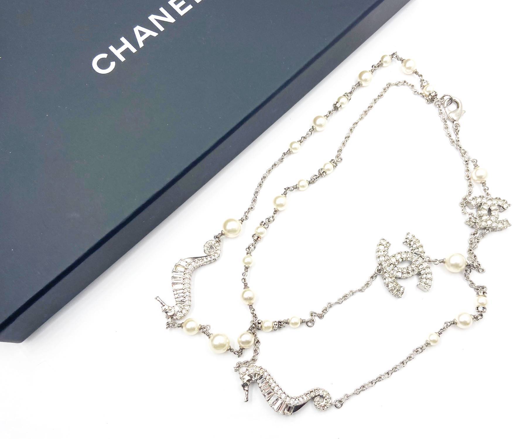 Chanel Super Rare Silver CC Crystal Seahorse Pearl Necklace - Image 2