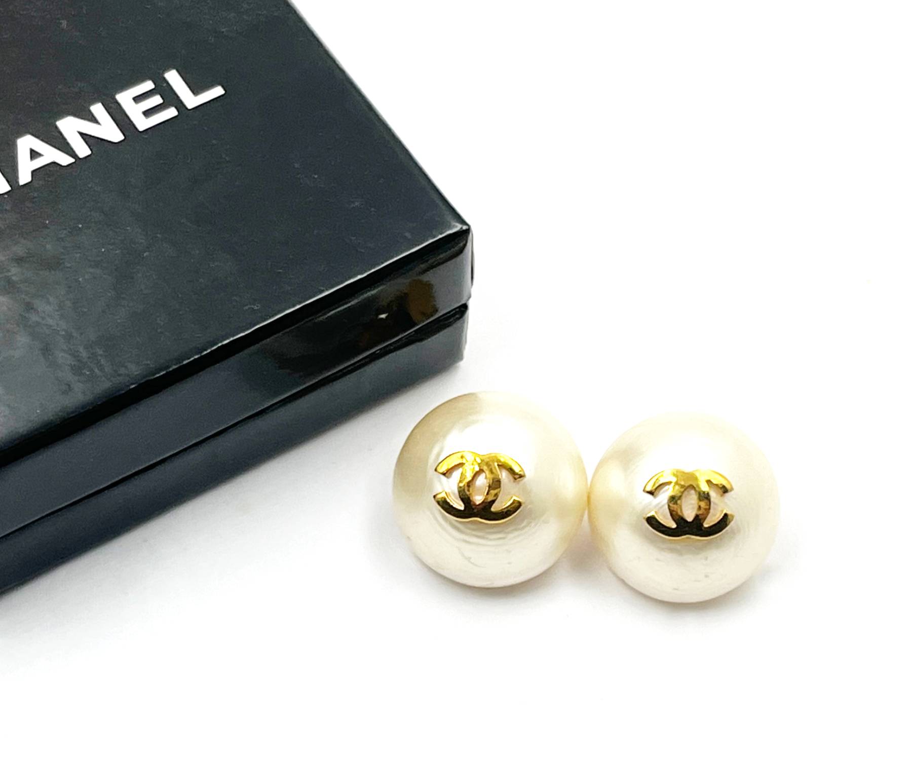 Chanel Vintage Gold Plated CC Gumbo Jumbo Pearl Clip on Earrings - Image 2