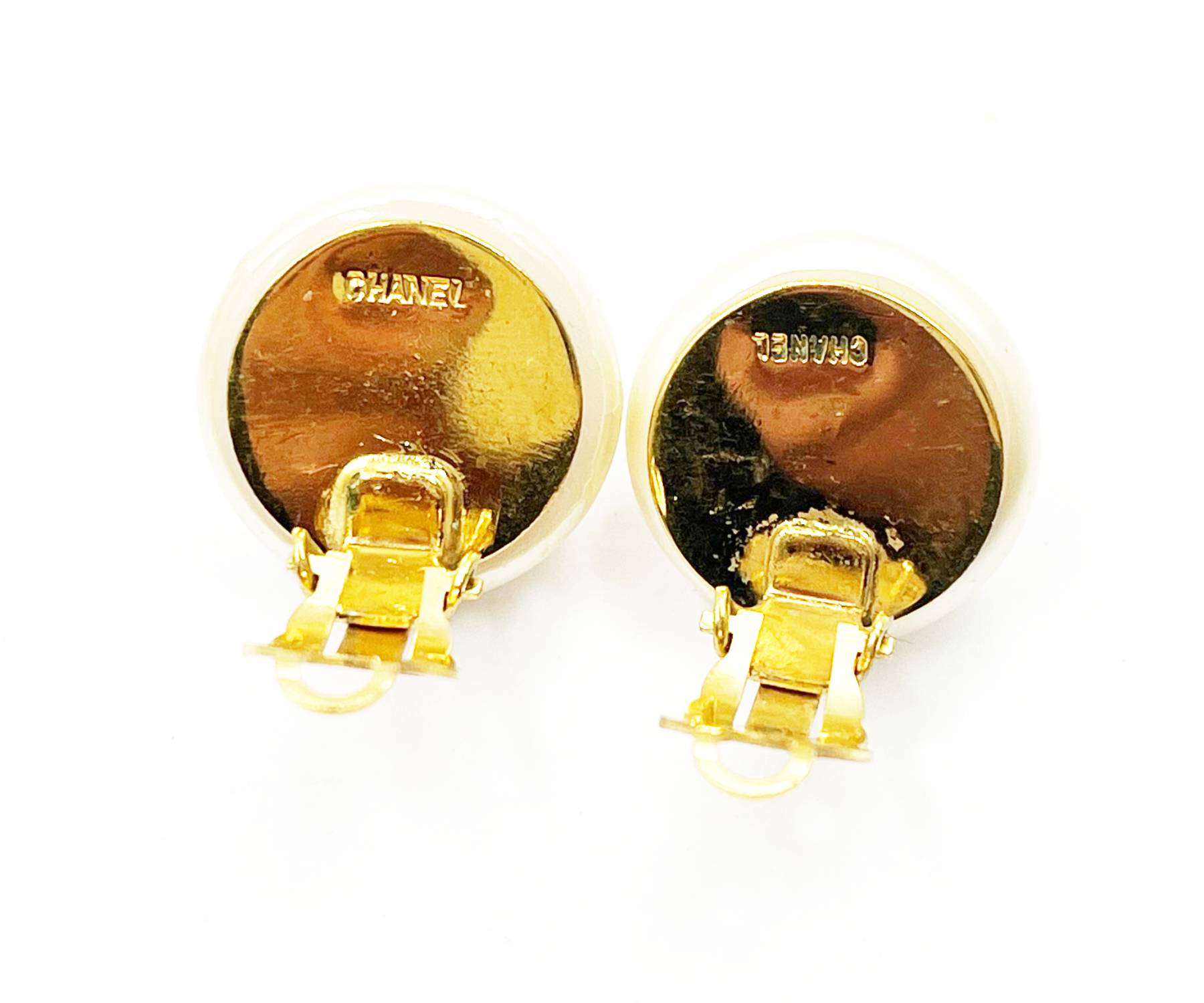 Chanel Vintage Gold Plated CC Gumbo Jumbo Pearl Clip on Earrings - Image 3