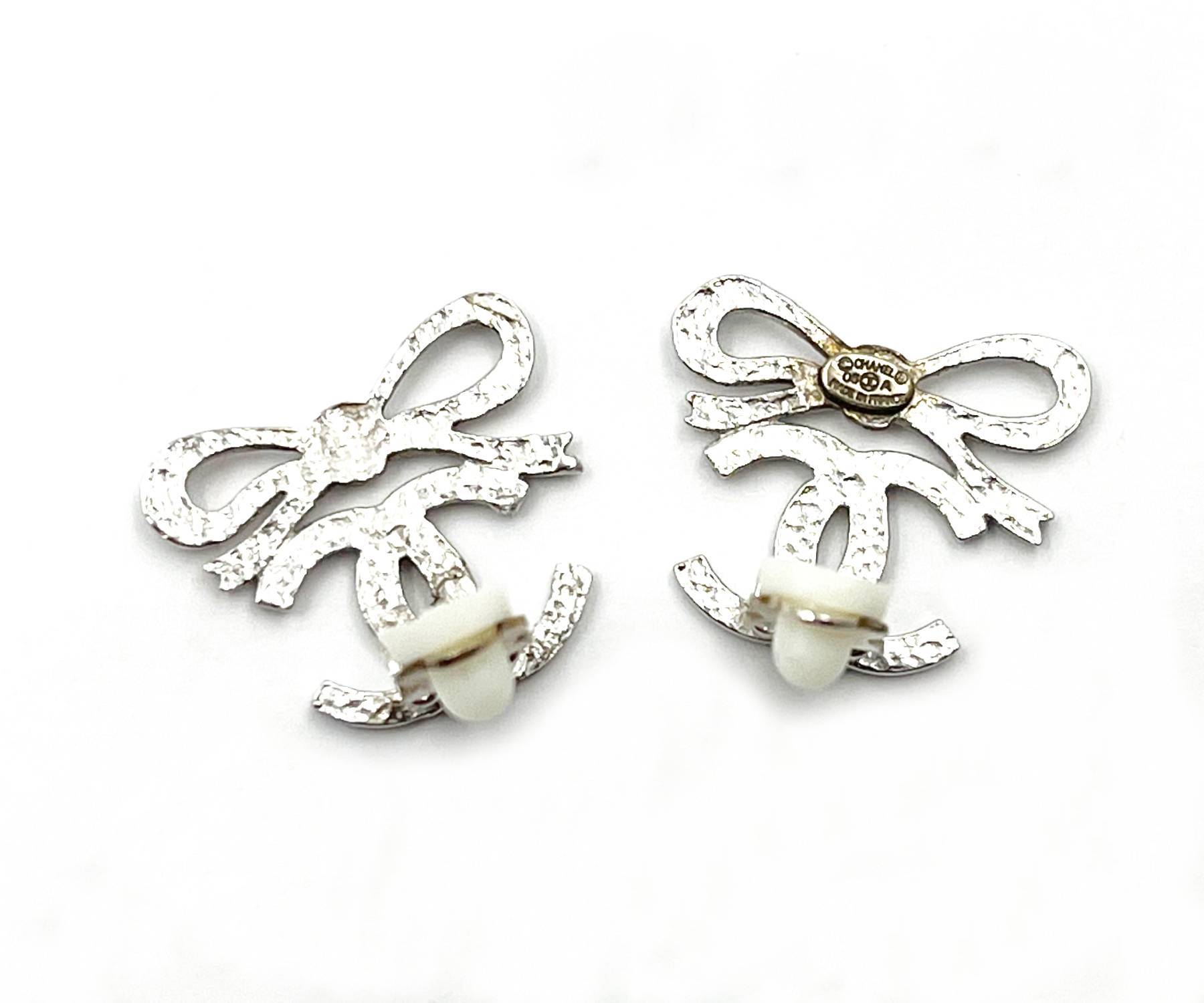 Chanel Silver Ribbon Bow CC Clip on Earrings - Image 3
