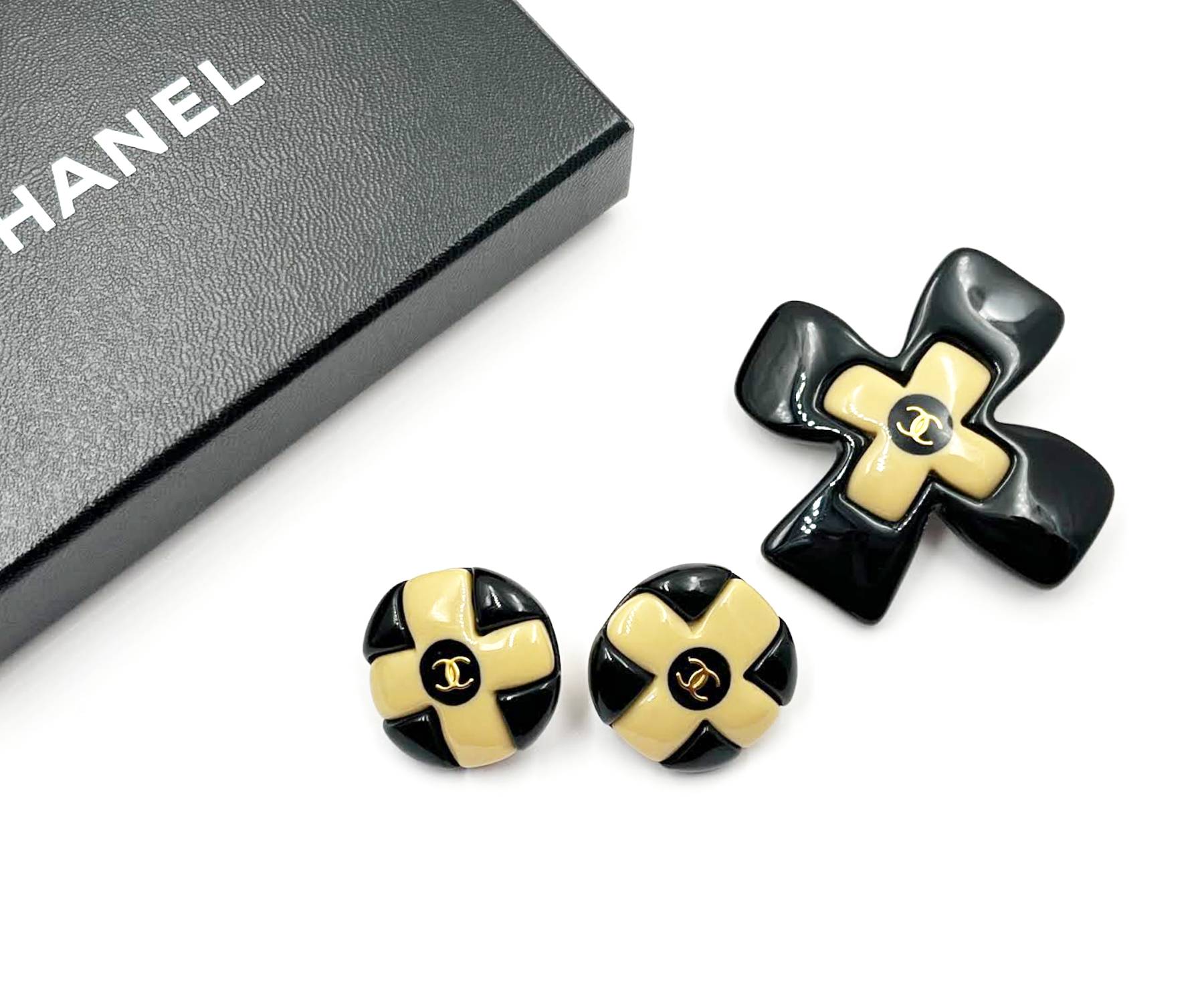 Chanel Vintage Gold Plated Beige Black CC Cross Clip on Earrings Brooch Set - Image 2