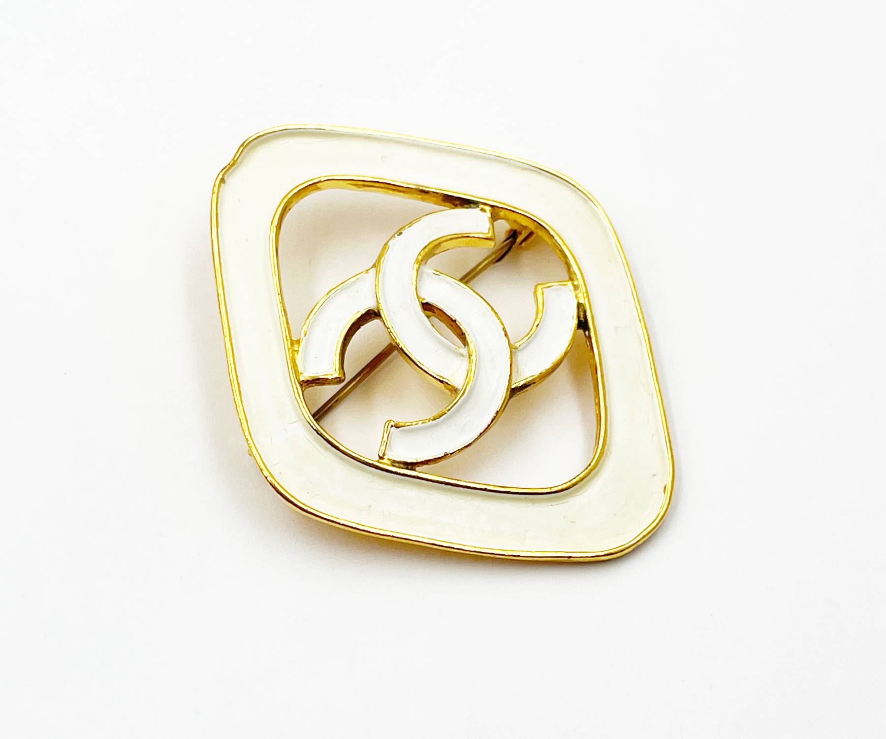 Chanel Rare Vintage Gold Plated Argyle White CC Brooch - Image 2