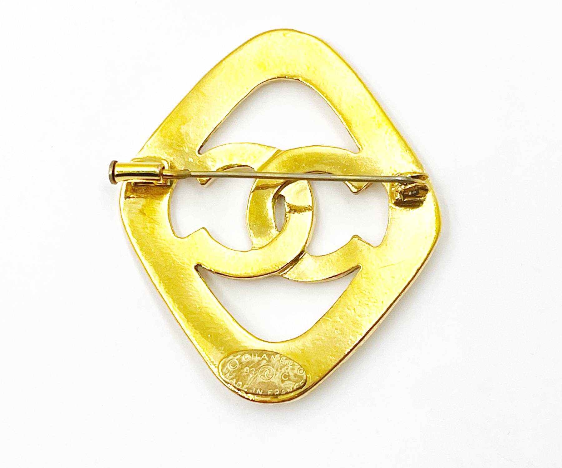 Chanel Rare Vintage Gold Plated Argyle White CC Brooch - Image 3