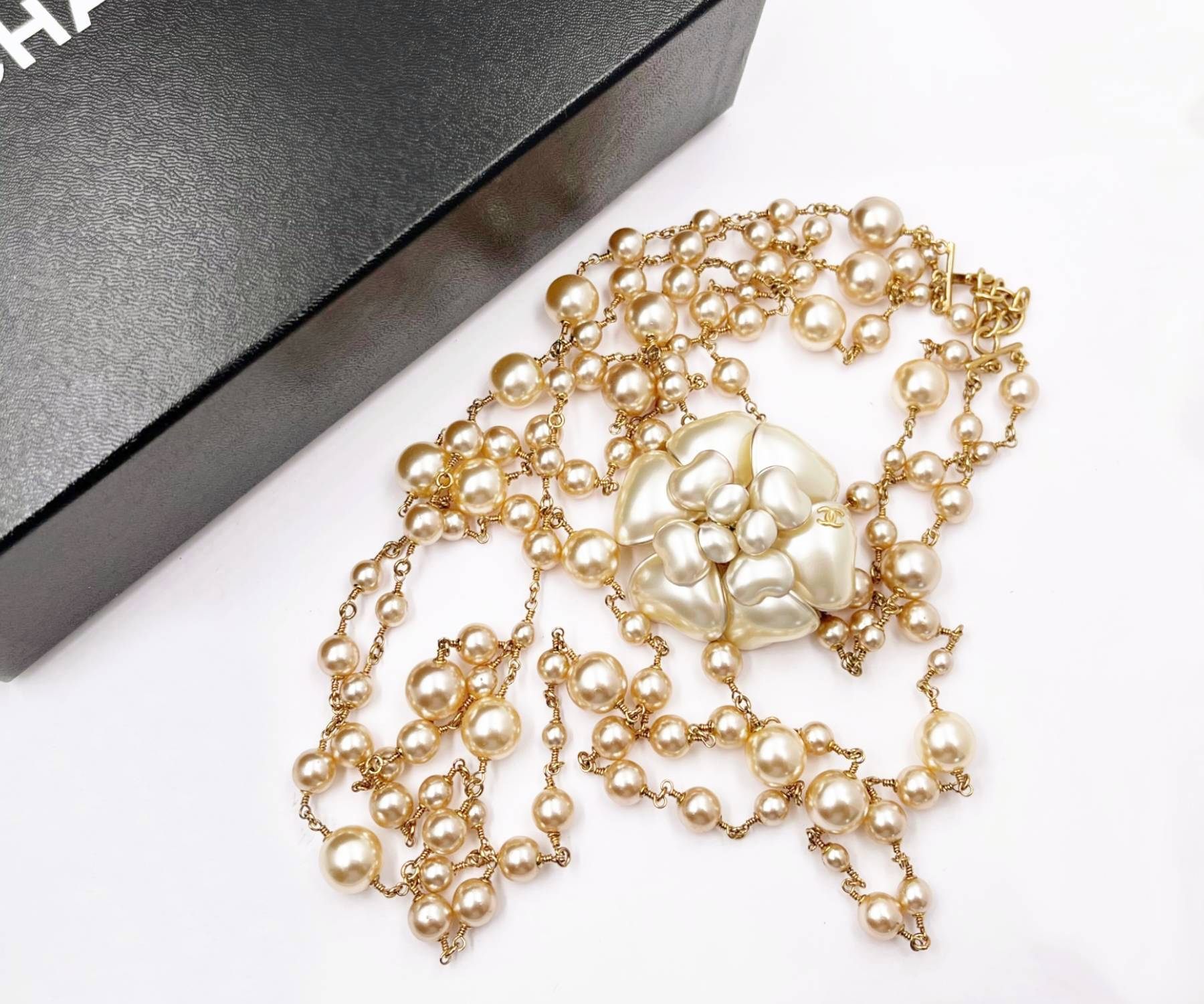 Chanel Super Rare Gold CC Pearl Camellia Super Long Choker Evening Pearl Necklace - Image 2