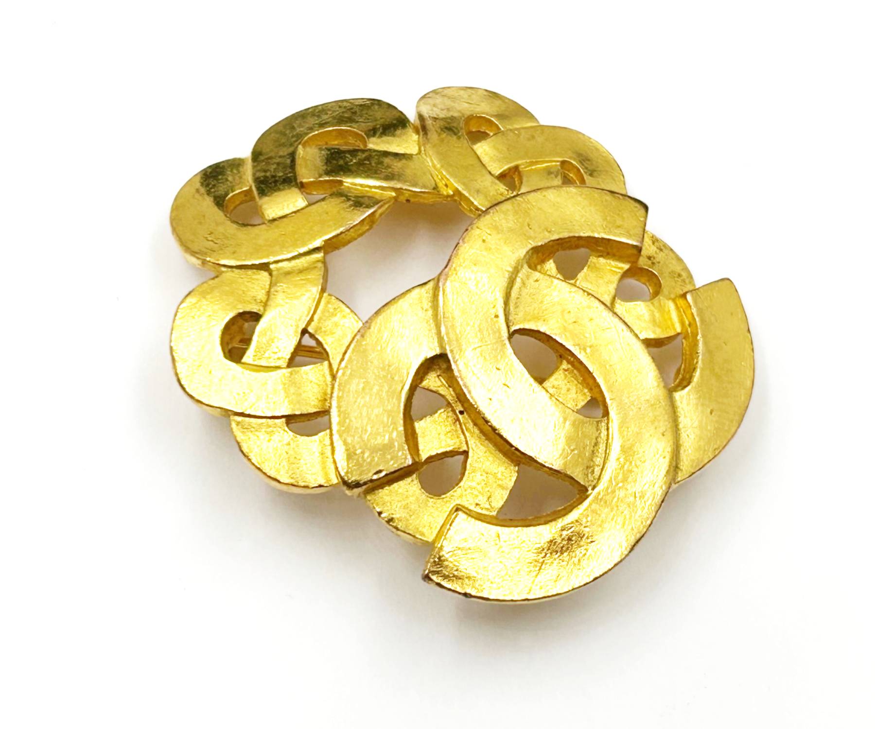 Chanel Vintage Gold Plated CC Twisted Small Brooch - Image 2