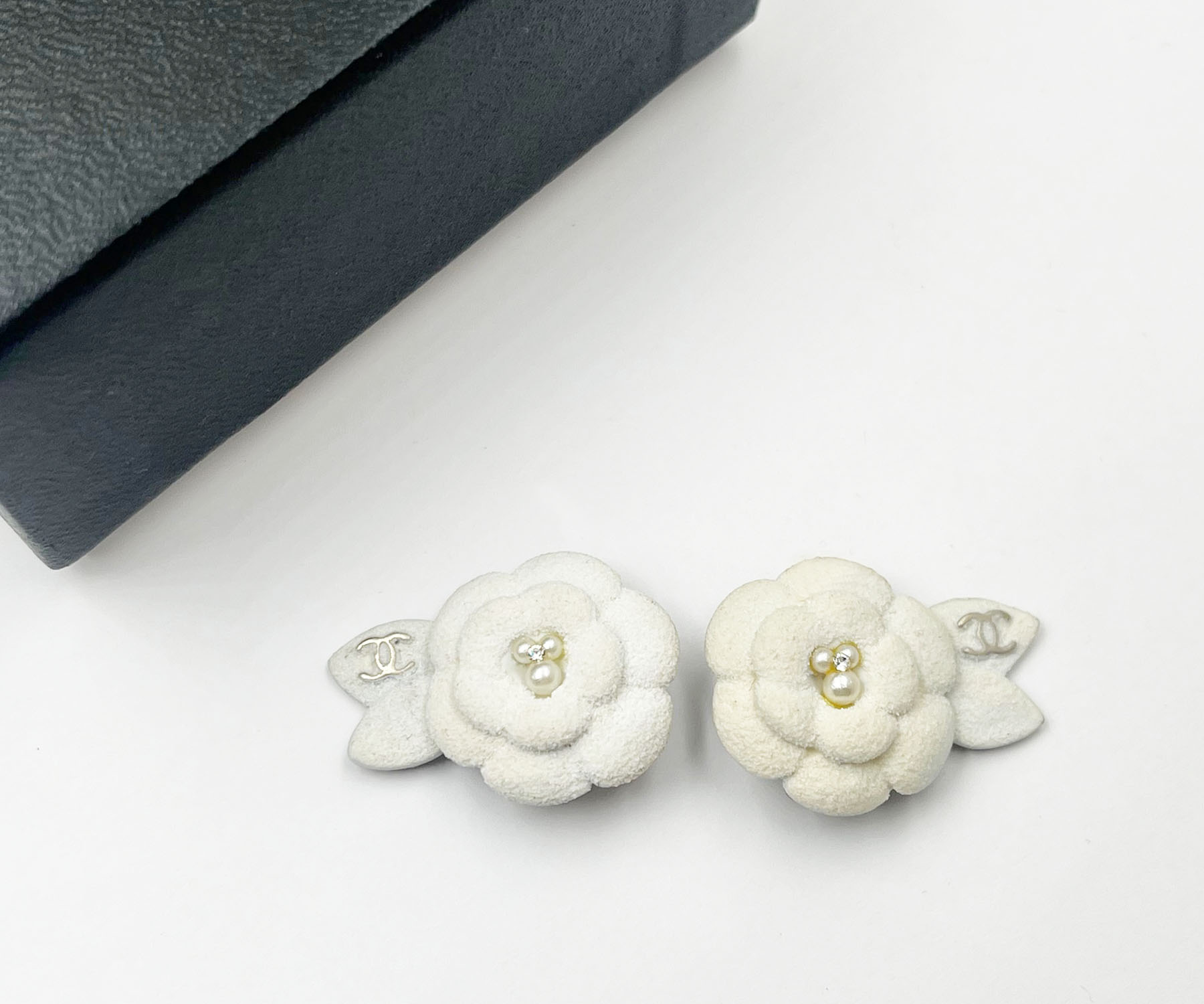 Sil Cc Ivr Camellia Flower Clip 2