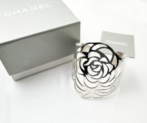 Sil Camellia Cutout Thick Bangle Cuff