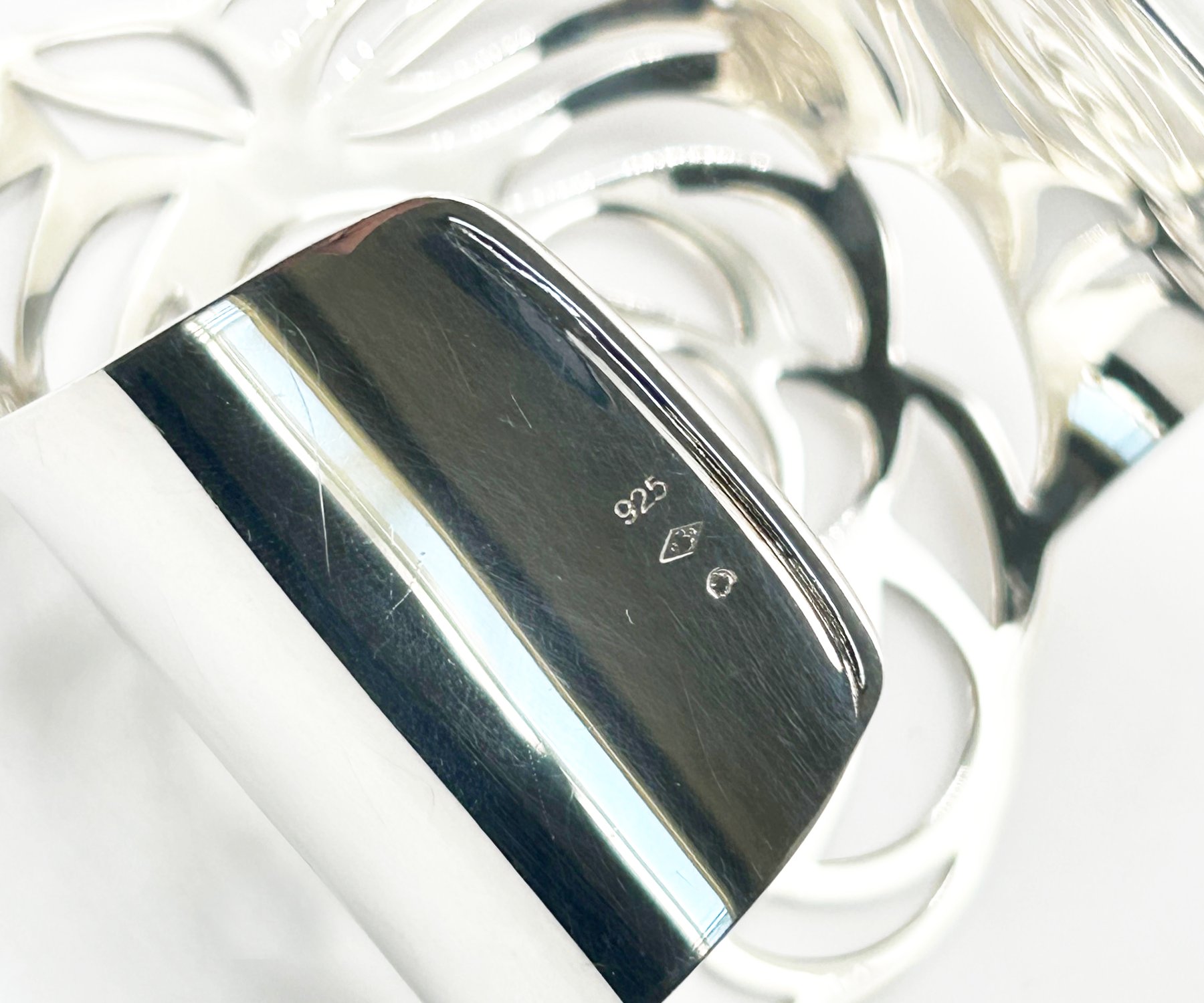 Sil Camellia Cutout Thick Bangle Cuff