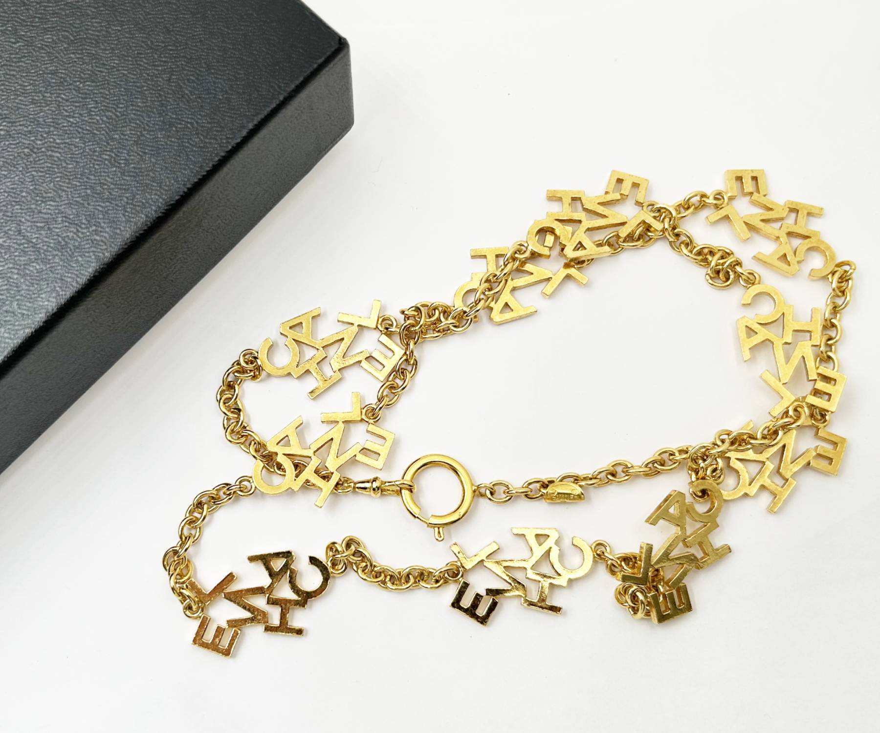 Vin Gp Cc Chanel Letter Lg