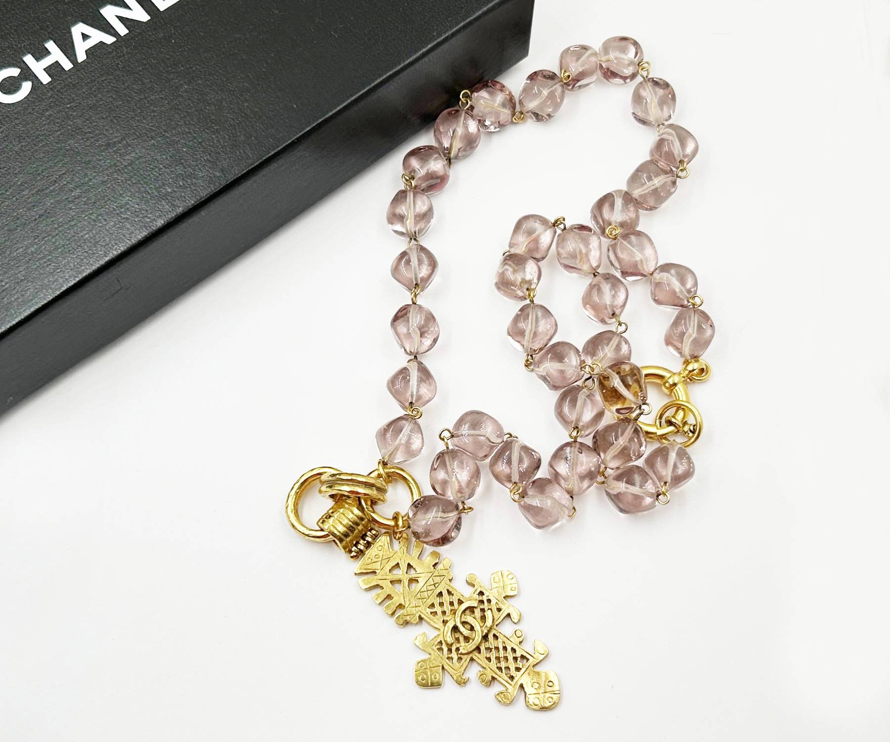 Vin Gp Cc Cross Lavender Glass Bead Lg Nk