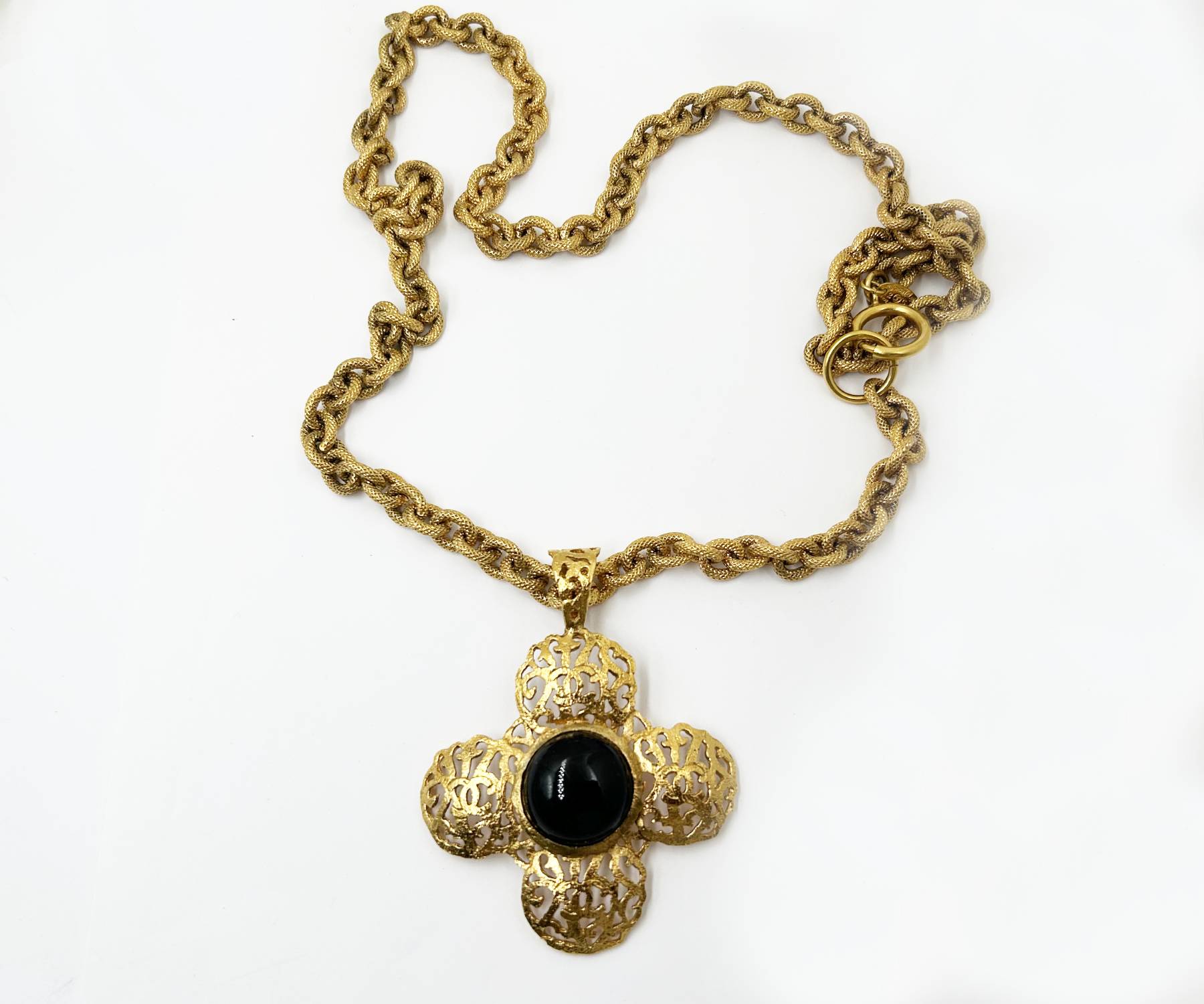 Vin Gp Cc Filigree Cross Blk Stone Lg Nk