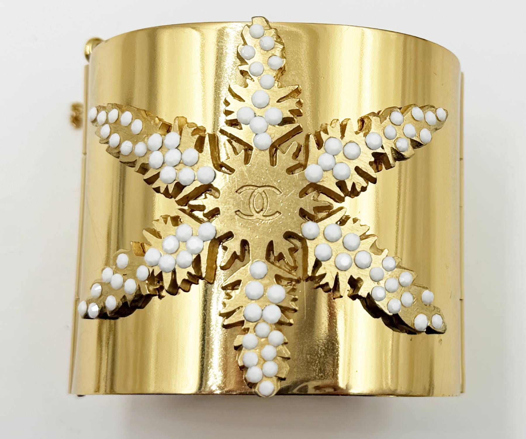 Vin Gp Cc Wht Bead Snowflake Cuff