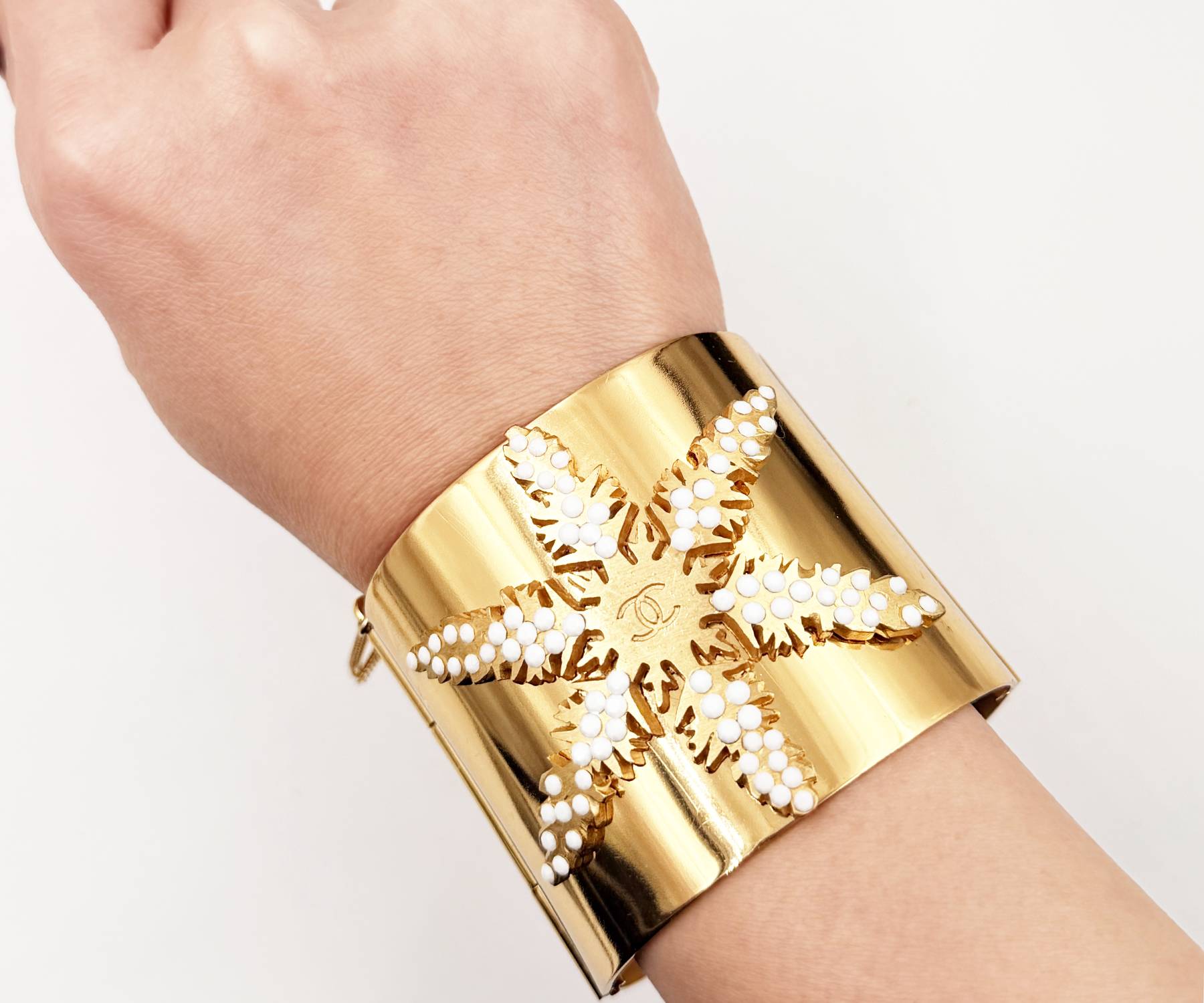 Vin Gp Cc Wht Bead Snowflake Cuff