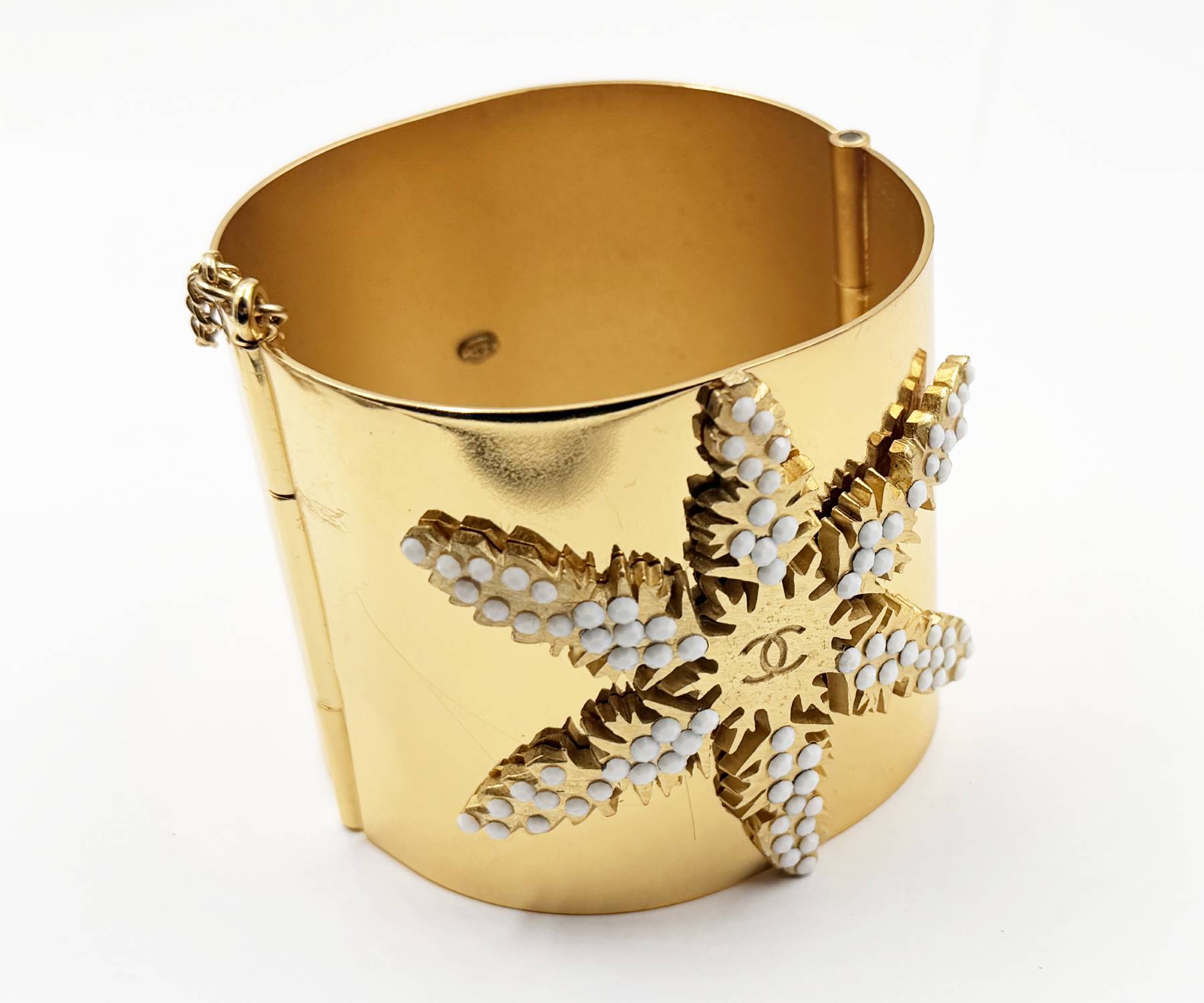 Vin Gp Cc Wht Bead Snowflake Cuff