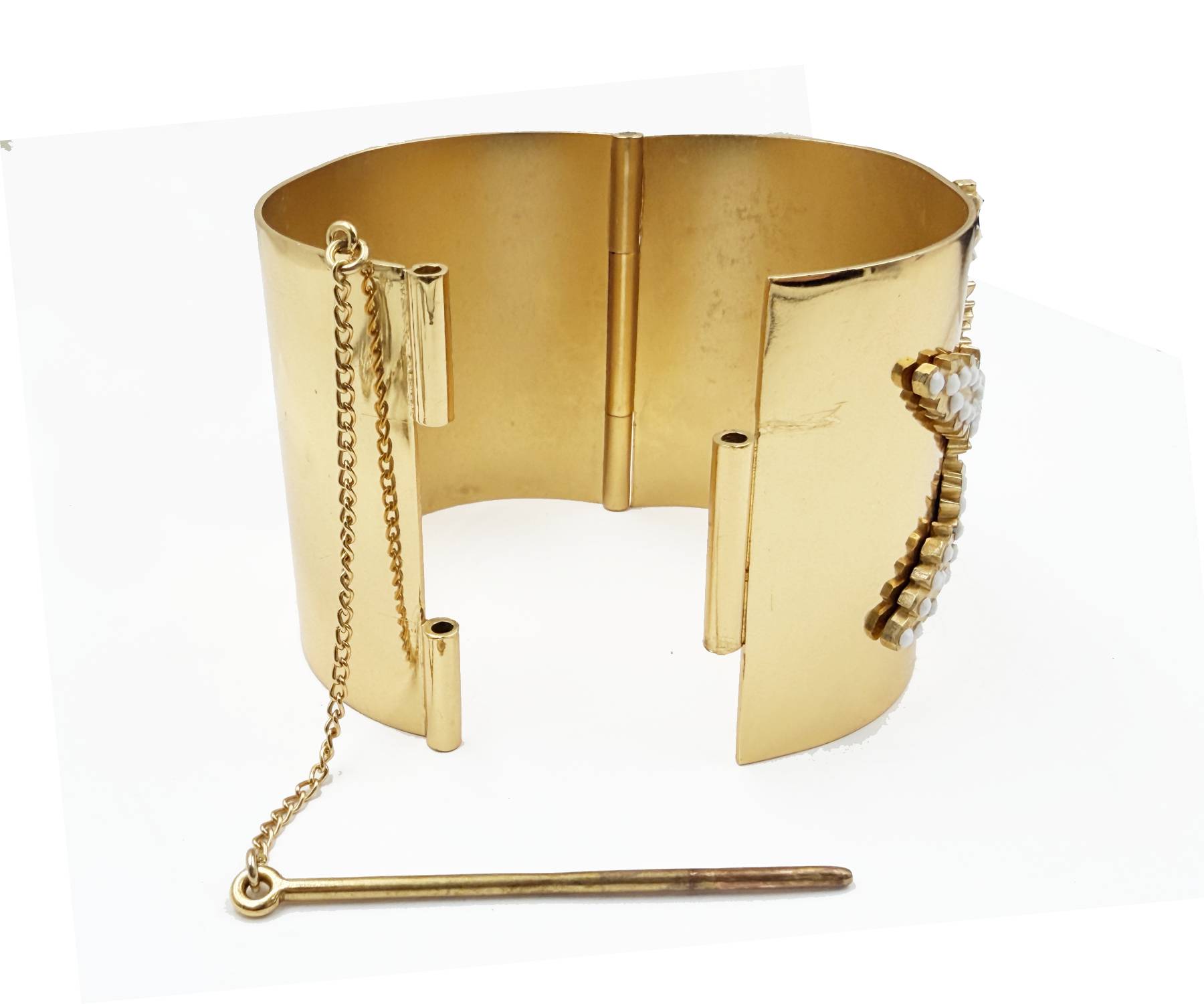 Vin Gp Cc Wht Bead Snowflake Cuff