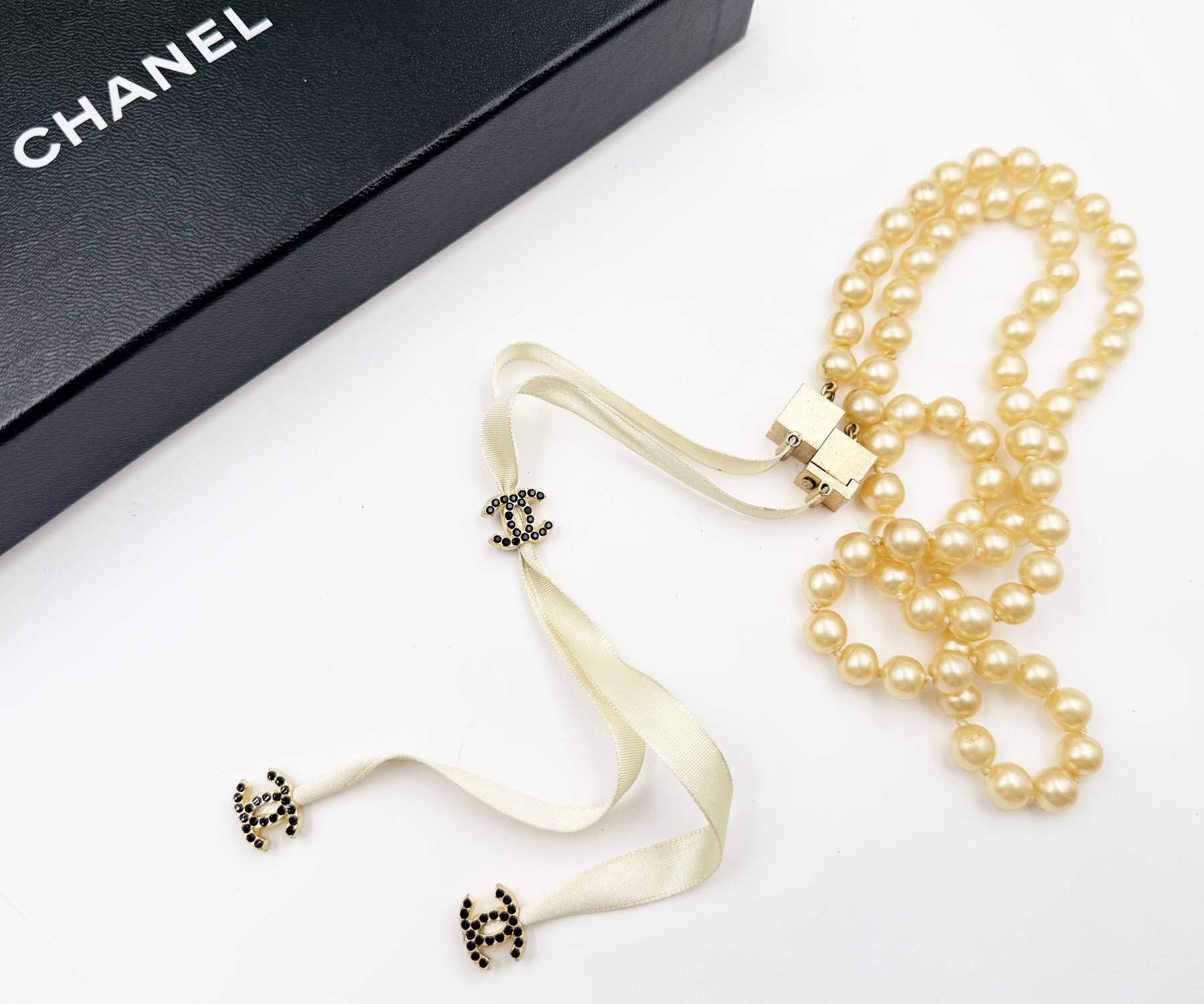 Vin Gp Cc Blk Crystal Pearl Tie Nk