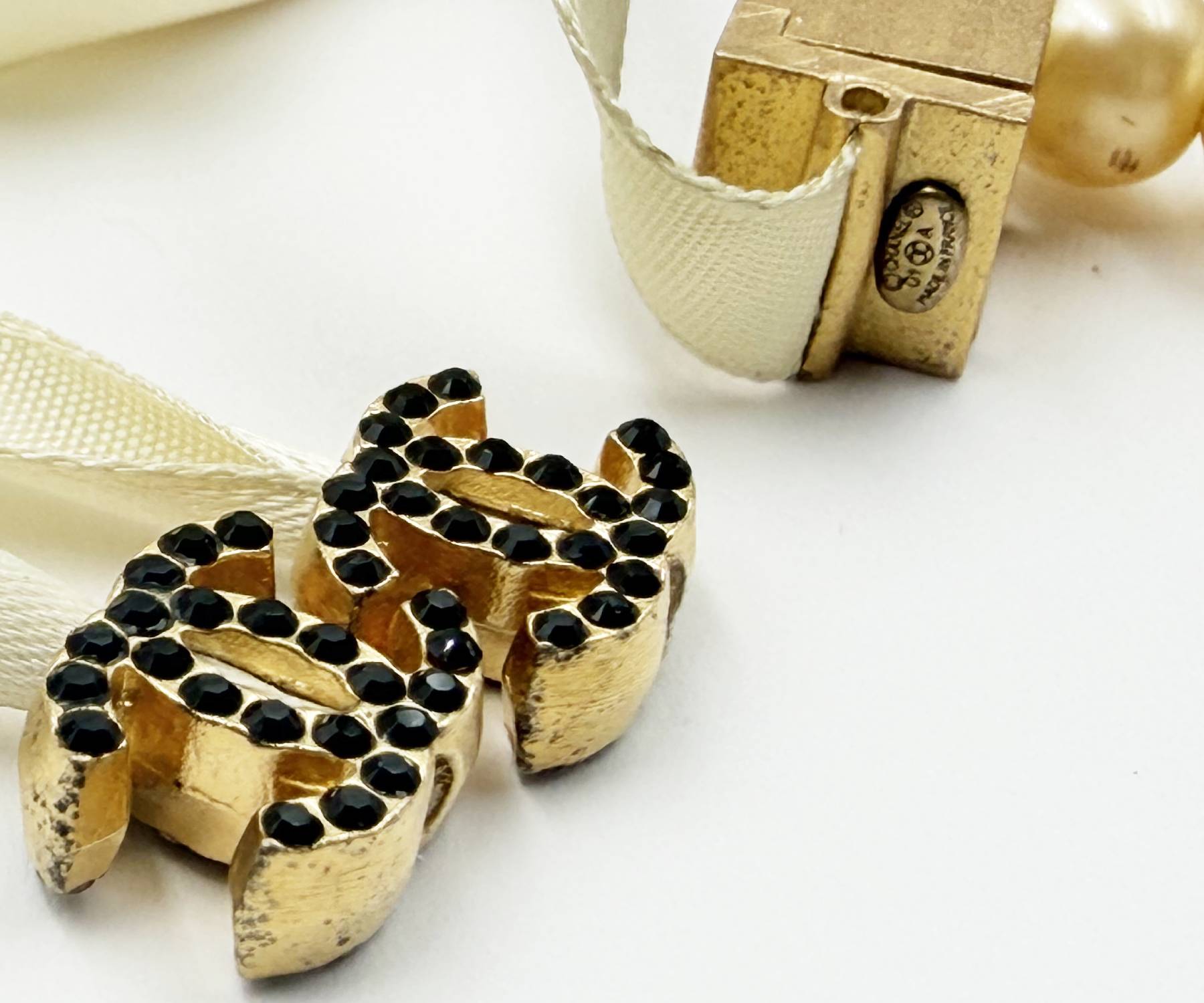 Vin Gp Cc Blk Crystal Pearl Tie Nk