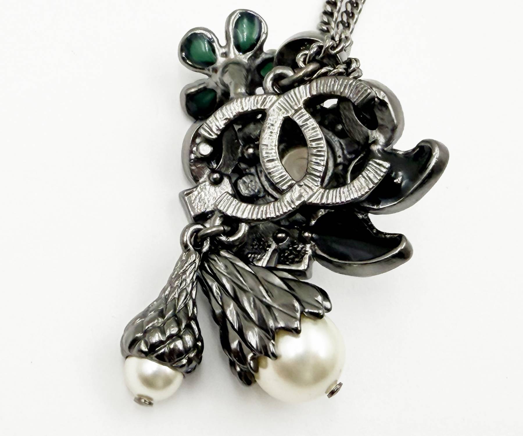 Gun Cc Grn Floral Crystal Pendant Nk