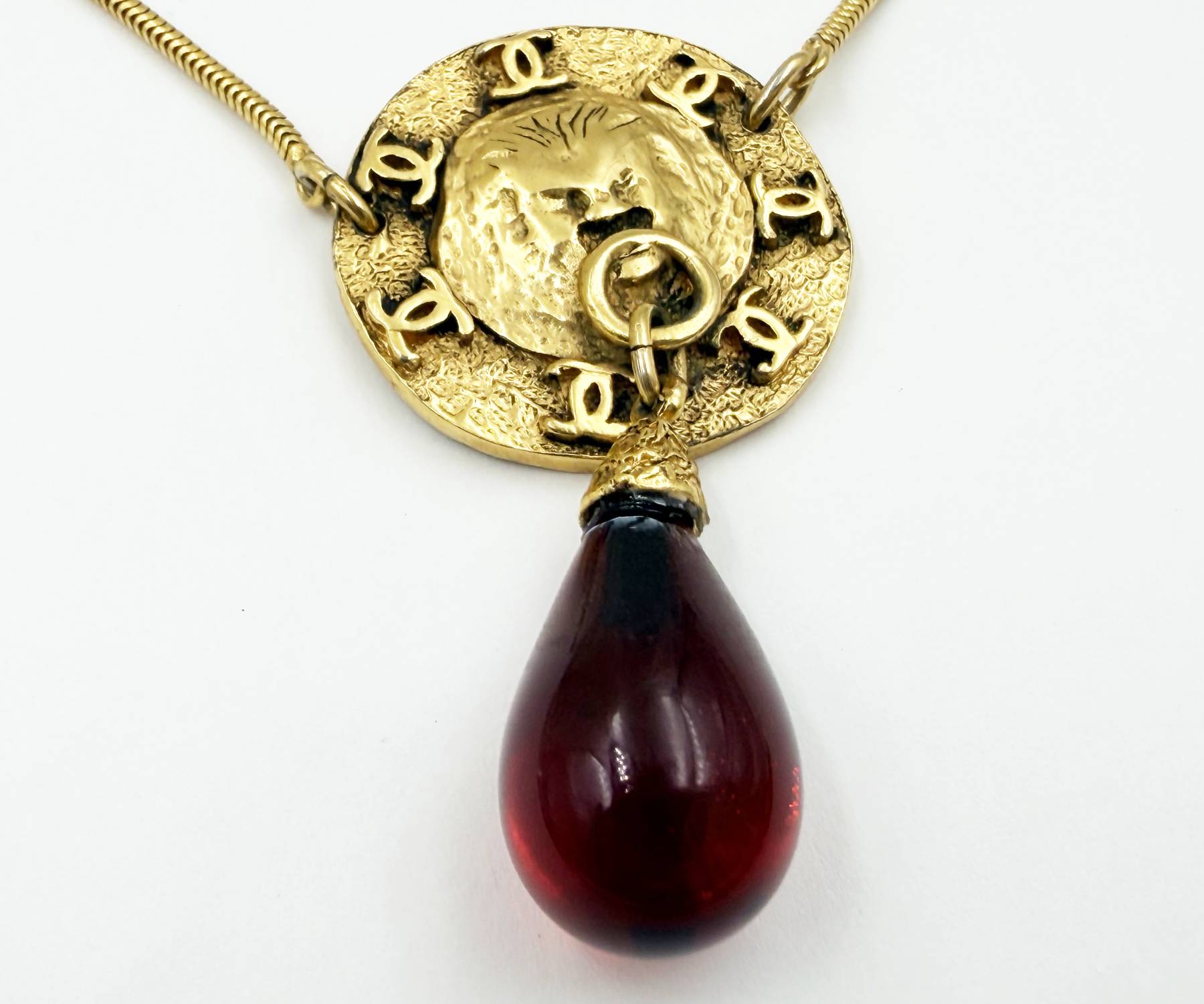 Vin Gp Cc Lion Red Stone Drop Nk